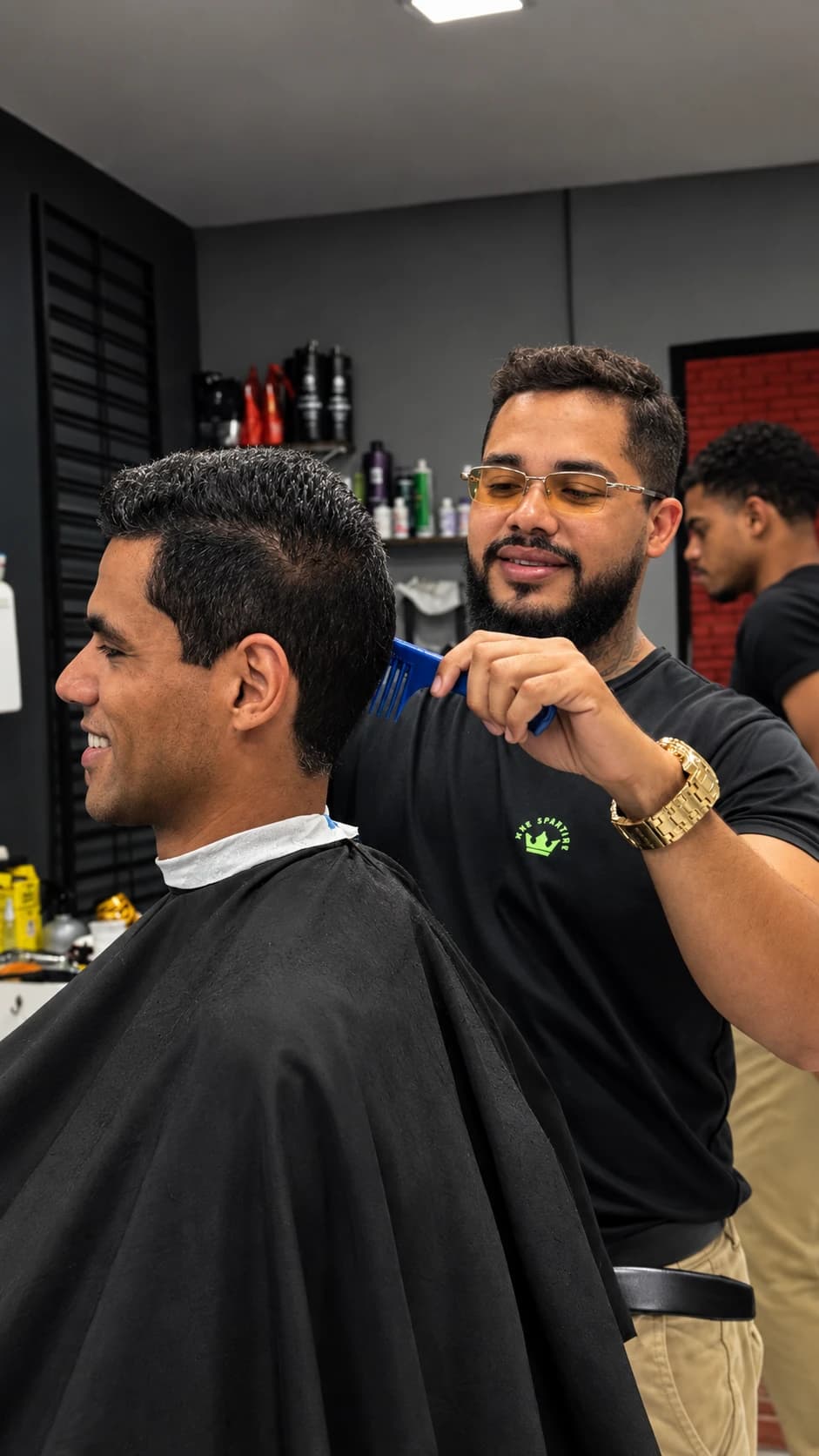 Corte sendo finalizado no pente e na máquina