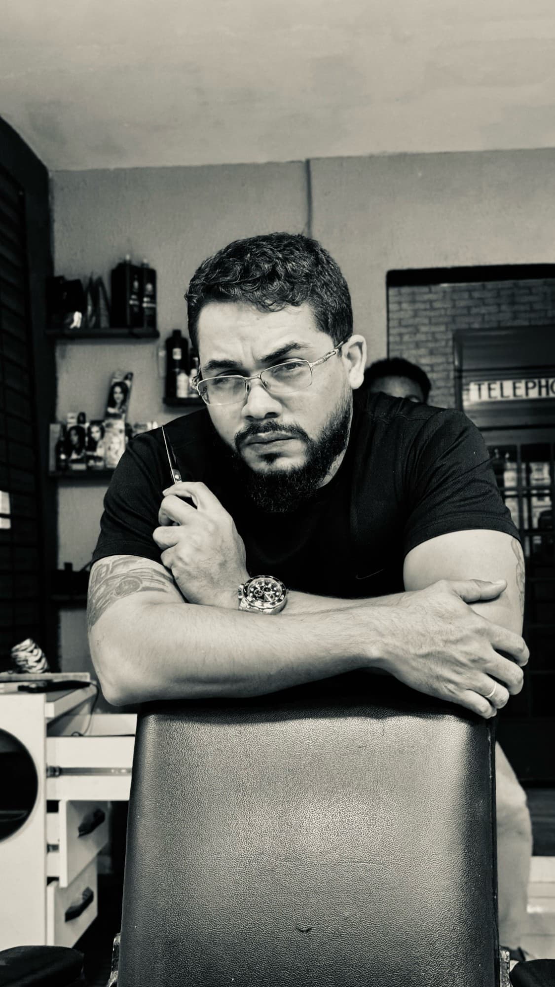 Retrato em preto e branco na barbearia